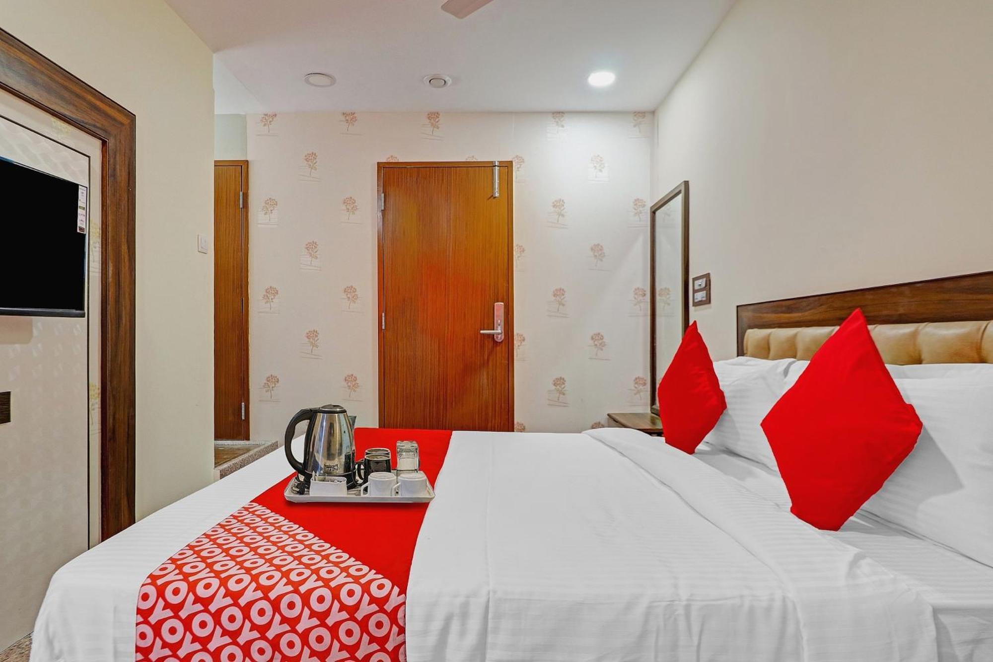 Heavens Inn Near Rasoolpura Metro Station Hyderabad Exterior foto